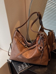 Brown vintage large capacity Hobo shoulder bag with buckle and decorative charm