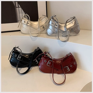 Elegantes bolsos de media luna Y2K en colores blanco, plateado, negro y rojo oscuro