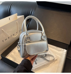 Mini borsa a tracolla argento con catena presentata in una scatola regalo nera