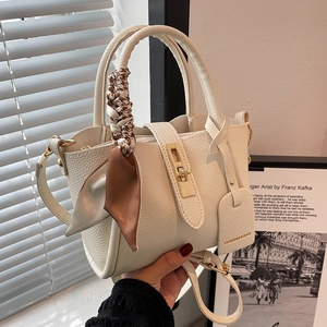 Sac Seau Elégant en Cuir PU pour Femmes Sac à Main Grain de Cuir Avec Foulard Décoratif Serrure Dorée Sac Bandoulière