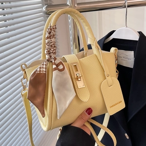 Sac seau en cuir grainé jaune avec détail foulard en soie et fermoir en métal doré