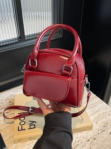 Elegante borsa a tracolla bordeaux in pelle stropicciata con catena d'argento