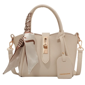 Sac seau en cuir beige avec poignée foulard pied-de-poule et finitions dorées chic