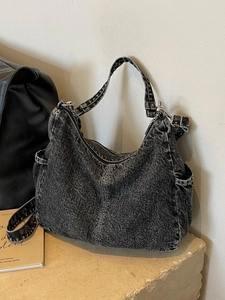 Sac hobo vintage en jean noir avec surpiqûres blanches et bandoulière réglable