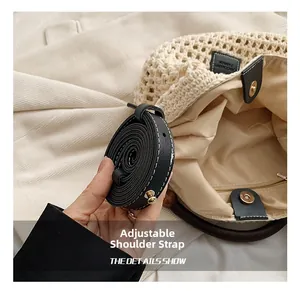 Détail de la bandoulière réglable en cuir et fermoir aimanté sur sac en paille