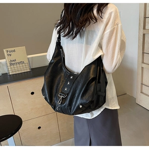 Vue arrière du sac hobo noir en cuir avec rivets en forme d'étoile argentée pour femmes