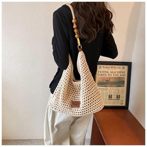 Détail du sac cabas au crochet avec bandoulière en perles de bois et texture tissée