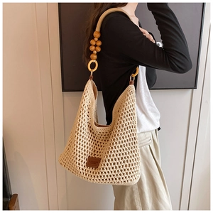 Détail du sac fourre-tout beige tissé main avec bandoulière en perles de bois naturel