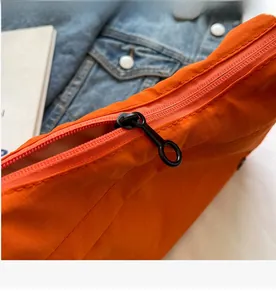 Gros plan sur la fermeture éclair ronde en métal et la texture en nylon orange résistant