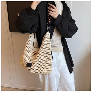 Détail du sac fourre-tout crochet blanc cassé avec perles en bois et maille bohème