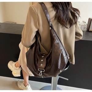 Sac hobo chic en simili cuir marron foncé avec clous étoiles et détails de sangle