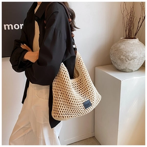 Détail du sac cabas en crochet beige avec bandoulière en perles de bois marron foncé