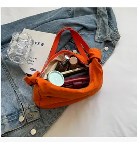 Vue intérieure du sac à main en toile orange montrant la capacité avec des objets
