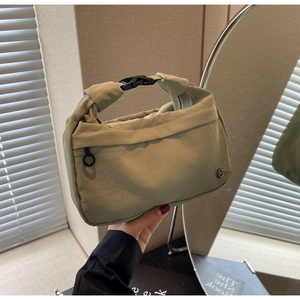 Gros plan détaillé du sac en nylon vert olive avec tissu texturé et logo M