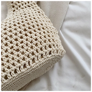 Gros plan d'un sac cabas au crochet fait main avec maille tissée et doublure blanche