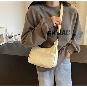 Sac bandoulière demi-lune en toile beige avec large bandoulière réglable jaune