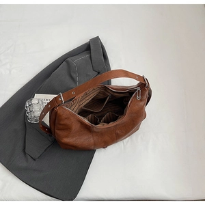 Détail du grand sac cabas marron montrant la doublure rayée et les poches internes
