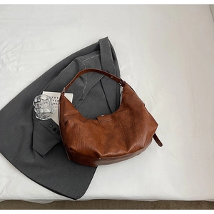 Gros plan détaillé du sac hobo en cuir PU marron foncé vintage avec bandoulière réglable et boucle métal