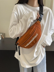 Marsupio casual in tela color caramello con ricamo bianco per stile sportivo quotidiano