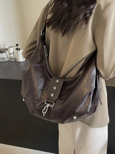 Grand sac cabas rétro en cuir marron foncé avec rivets étoiles et boucles en métal