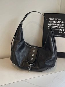 Grand sac hobo noir en demi-lune avec rivets étoiles argentés et bandoulière réglable