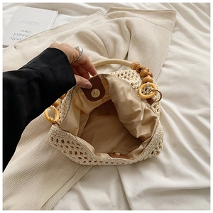 Vue détaillée du compartiment intérieur spacieux et de la doublure du sac cabas d'été tressé