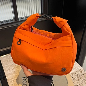 Sac à main orange vif en nylon avec boucle et logo métallique M de style chic