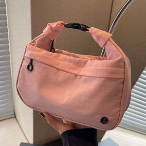 Sac à main rose en toile matelassée avec logo M et boucle noire, sac à bandoulière élégant