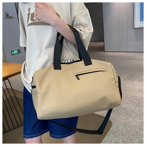 Detail of beige fitness bag with adjustable shoulder strap and Huayun brand logo
