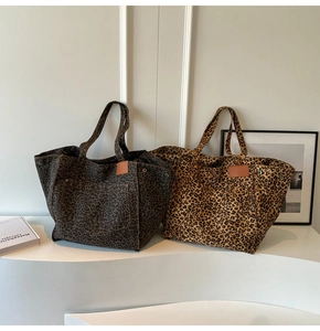Detalle de bolsos tote con estampado de leopardo gris y amarillo y bolsillos frontales de cuero