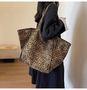 Detalle del bolso tote de leopardo de gran capacidad con cierres de presión laterales