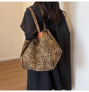 Detalle del bolso tote con estampado de leopardo y parche de cuero marrón sobre tela