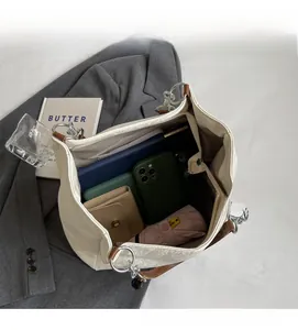 Vue intérieure montrant la grande capacité de rangement pour tablettes en sac crème