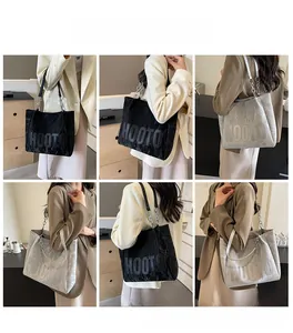 Détail du sac cabas HOOTO à texture plissée avec bandoulière chaîne en noir et argent