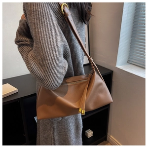 Sac fourre-tout en cuir marron avec de longs glands et des détails dorés chic