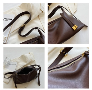 Détails du sac cabas en cuir marron foncé avec boucles dorées et compartiments internes
