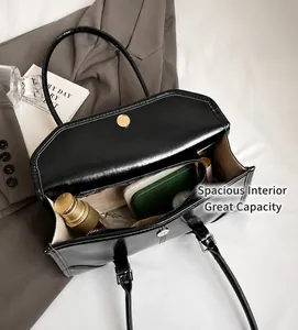 Vista dall'alto dell'interno spazioso della borsa a tracolla nera con tasca con zip