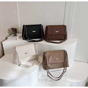 Détail de sacs fourre-tout plissés en cuir en quatre couleurs avec bandoulières