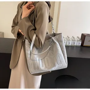 Détail du sac cabas gris texturé avec lettres HOOTO et bandoulière chaîne en métal