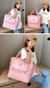 Roze Oxford reistas detail met uitbreidbare bodemlaag en merklabel op de tas