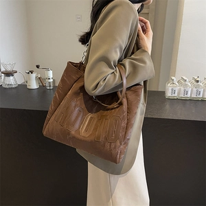 Détail du grand sac cabas marron rétro avec texture plissée et logo HOOTO embossé
