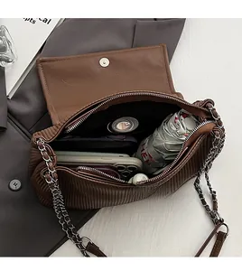 Intérieur spacieux du sac cabas plissé marron avec rangement pour parapluie