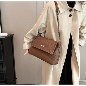 Détail du sac cabas plissé marron caramel avec boucle argentée et bandoulière chaîne