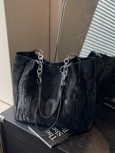 Grand sac cabas noir texturé avec logo HOOTO gaufré et bandoulière en chaîne