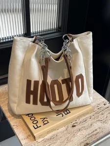 Grand sac cabas blanc texturé avec écusson HOOTO et bandoulière en chaîne
