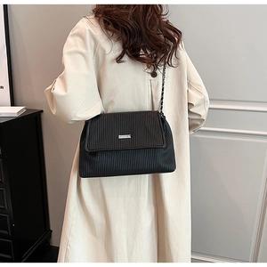 Détail du sac cabas plissé en cuir PU noir avec boucle argentée et bandoulière chaîne