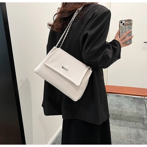 Détail du sac cabas plissé blanc vintage avec chaîne argentée et fermoir métallique