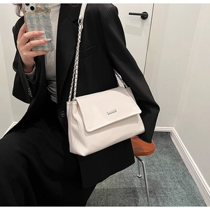 Détail du sac fourre-tout en velours côtelé blanc crème avec chaîne en métal argenté
