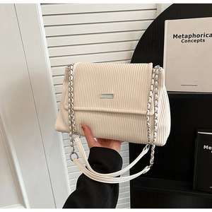Détail du sac cabas en velours côtelé blanc cassé avec plaque métal et chaîne