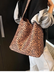 Stylish large leopard print tote bag with spacious capacity for women's daily commute